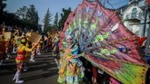 Ada pula penari yang menggunakan kostum indah dan berlenggak-lenggok bak fashion show, masih di Dago, Bandung. (ANTARA FOTO/Raisan Al Farisi)