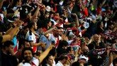 Kemenangan Rayo Vallecano dirayakan oleh suporter tuan rumah. (REUTERS/Javier Barbancho)