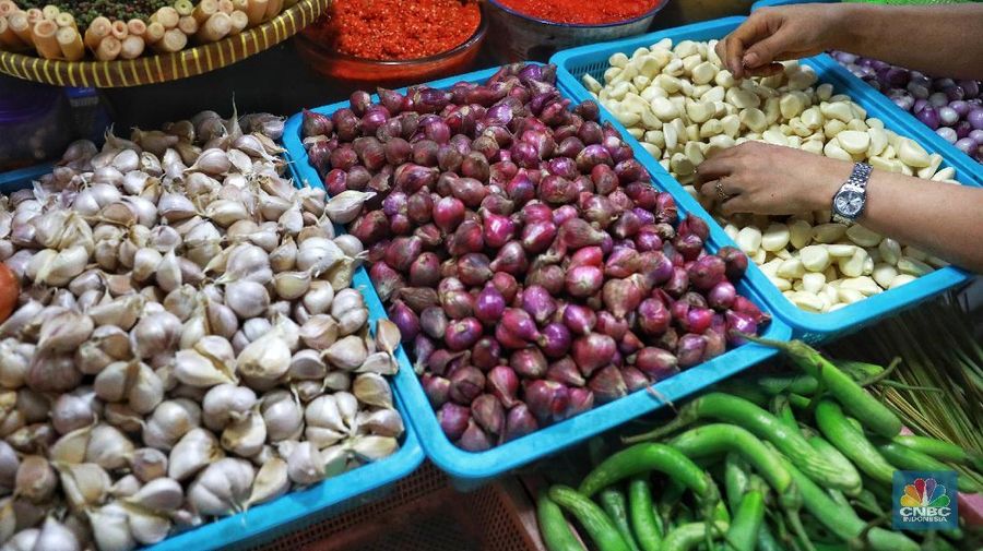 Melang memasuki bulan ramadan sejumlah komoditas bahan makanan melonjak naik.