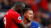 Skor 1-1 bertahan hingga akhir pertandingan. Romelu Lukaku dan Eden Hazard yang sama-sama berasal dari Belgia terlihat bersenda gurau usai laga berakhir. (Reuters/Jason Cairnduff)