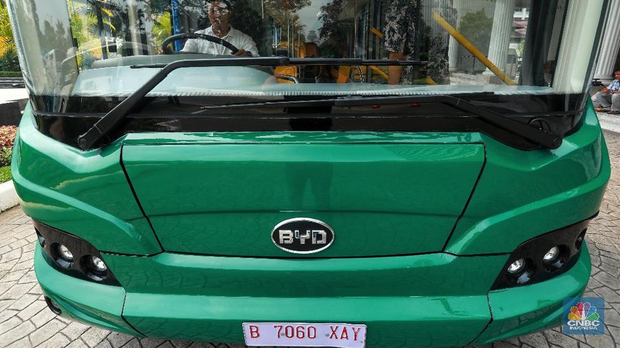 Bus yang digunakan adalah produksi perusahaan Tiongkok bernama BYD dan satu bus buatan Indonesia bernama MAB (Mobil Anak Bangsa).