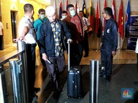 8 Jam Lebih Geledah Kantor Mendag, Penyidik KPK Bawa 2 Koper