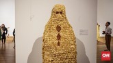 Mella Jaarsma dan I GAK Murniasih mengeksplorasi tubuh dalam konteks politis dan gender dalam karya-karya mereka, mewakili identitas politik dalam kritik budaya. (CNN Indonesia/Agniya Khoiri)