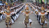 Tari Telek massal itu dibawakan di kawasan Catur Muka, Semarapura, Klungkung. Tari Telek kolosal ditampilkan oleh 2.019 orang penari. (ANTARA FOTO/Fikri Yusuf)