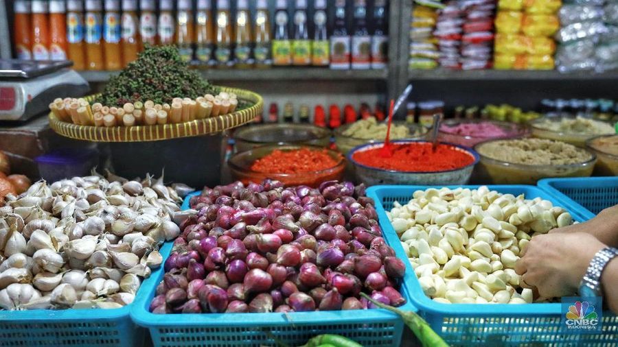 Sejumlah harga bahan makanan terpantau mengalami penurunan, dalam dua minggu terakhir.