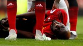 Eric Bailly mengalami cedera di pertengahan babak kedua dan harus digantikan oleh Marcos Rojo. (Reuters/Jason Cairnduff)