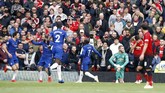 David De Gea berupaya bangun setelah gawangnya dibobol Marcos Alonso. (Martin Rickett/PA via AP)