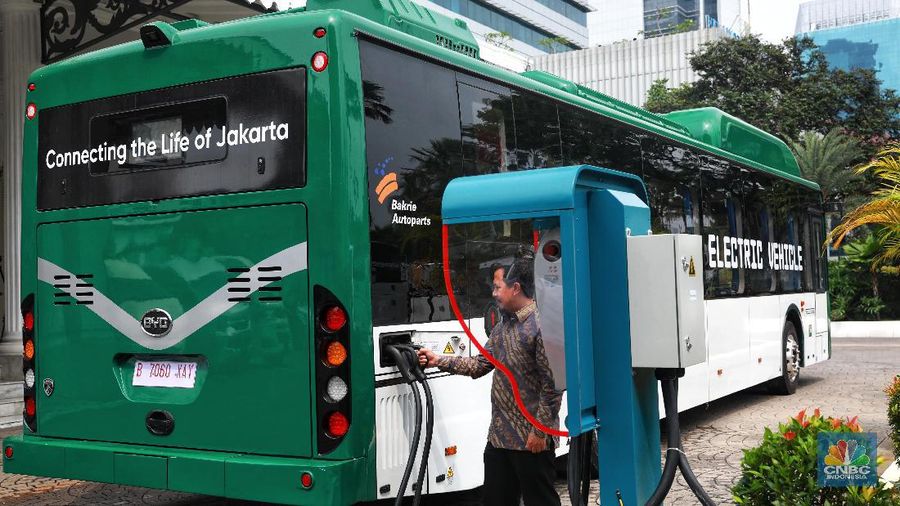 Kendaraan listrik itu nantinya akan diuji coba untuk melayani rute koridor I Blok M - Kota dan koridor VI Ragunan-Dukuh Atas.