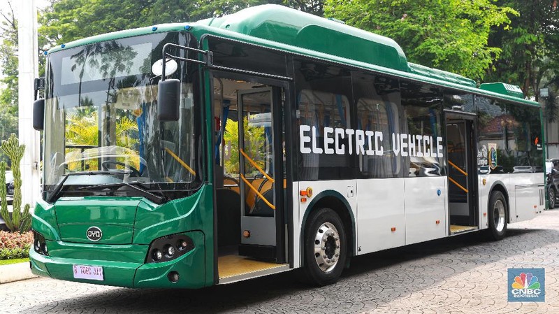 Bus yang digunakan adalah produksi perusahaan Tiongkok bernama BYD dan satu bus buatan Indonesia bernama MAB (Mobil Anak Bangsa).