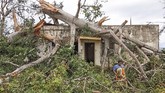 Rakyat Mozambik kini perlahan mulai membenahi tempat tinggal mereka yang hancur diterjang Badai Kenneth. (Emidio Jozine / AFP)