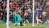 Tembakan jarak jauh kembali menjadi titik lemah yang dipertunjukkan David de Gea ketika Manchester United menghadapi Chelsea. Tembakan Antonio Ruediger gagal diamankan dengan baik sehingga Marcos Alonso dapat melepas tembakan jarak dekat. (REUTERS/Phil Noble)