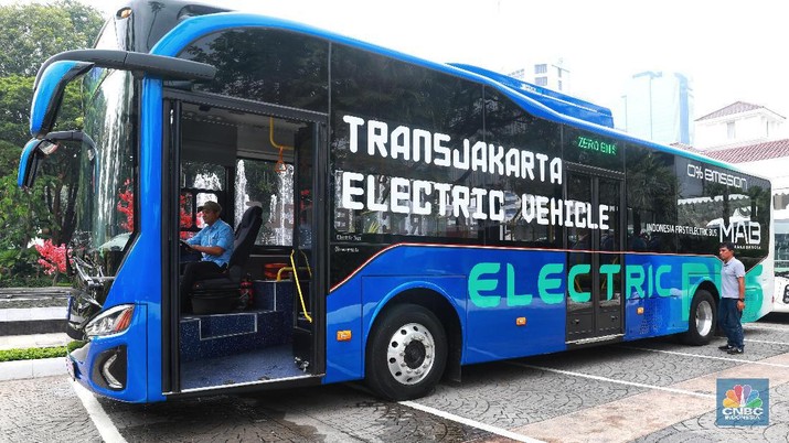 Pemprov DKI Jakarta hari ini mulai melakukan uji coba bis listrik yang nantinya akan digunakn oleh Transjakarta. (CNBC Indonesia/Andrean Kristianto)