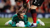 Sebelum kebobolan dua kali ketika menjamu Manchester City, David de Gea sempat melakukan penyelamatan. (REUTERS/Phil Noble)