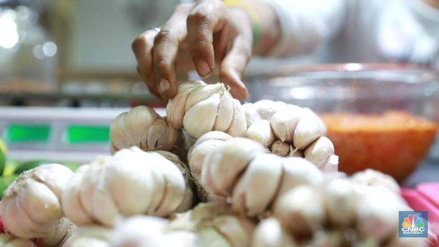 Menurut pedagang di pasarinu penjualan bawang putih mengalami kenaikan saat mendekati hari raya idul firtri yang dalam beberapa bulan nanti akan dirayakan. (CNBC Indonesia/Andrean kristianto)