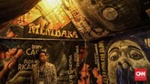 Dalam karya-karya I Nyoman Masriadi, S. Teddy D., Agus Suwage dan Tisna Sanjaya, teks dan visual populer muncul dalam gaya satir yang mengandung komentar kritis seputar peristiwa dan fenomena sosial. (CNN Indonesia/Agniya Khoiri)