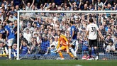 Ketika menghadapi Everton, David de Gea terperangah usai bola tendangan Lucas Digne membobol gawangnya. (REUTERS/Andrew Yates)