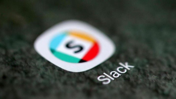 Logo aplikasi Slack terlihat pada smartphone. REUTERS / Dado Ruvic / Illustration