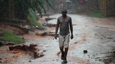 Badai Kenneth yang lebih kuat dari Badai Idai sudah lebih dulu menerjang Provinsi Cabo Delgado. Angin dengan kekuatan 225 kilometer per jam dipadu curah hujan ekstrem membuat warga setempat khawatir. (REUTERS/Mike Hutchings)