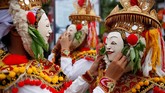 Mereka merayakannya dengan mementaskan Tali Telek secara massal di Klungkung. Masing-masing penari mengenakan topeng sebelum pentas. (REUTERS/Johannes Christo)