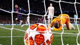 David de Gea gagal mengamankan bola yang dilepaskan Lionel Messi dan menjadi gol kedua Barcelona. Bola masuk dalam jangkauan De Gea namun lolos dari tangkapan kiper asal Spanyol itu. (REUTERS/Sergio Perez)