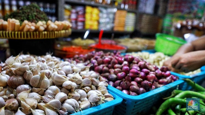 Menurut pedagang di pasarinu penjualan bawang putih mengalami kenaikan saat mendekati hari raya idul firtri yang dalam beberapa bulan nanti akan dirayakan. (CNBC Indonesia/Andrean kristianto)