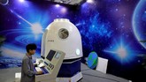 China baru saja merayakan Hari Antariksa China pada 24 April lalu. Peringatan ini ditandai dengan pameran inovasi teknologi ruang angkasa. Salah satunya kacamata realitas virtual. (REUTERS/Aly Song)