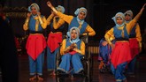Hari Tari Dunia diperingati hari ini, Senin (29/4). Seperti tahun-tahun sebelumnya Jawa Tengah punya Solo 24 Jam menari. Salah satu kelompok yang membawakan tarian adalah Siswa Sekolah Luar Biasa (SLB) se-Karesidenan Surakarta, yang mementaskan 'Kami Tak Berbeda.' (ANTARA FOTO/Maulana Surya)