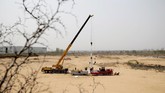 Para ilmuwan bersiap untuk melakukan peluncuran uji roket LinkSpace yang dapat digunakan kembali. Uji coba ini dilakukan di dekat lokasi pengembangan Longkou, Shangdong, China.(REUTERS/Jason Lee)