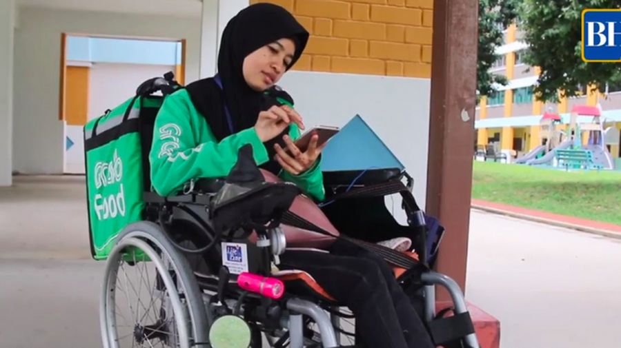 Meski memiliki keterbatasan ini, tidak membuat Sumaiyah Ghazali menyerah. Malahan dia kini aktif bekerja sebagai kurir GrabFood di Singapura.