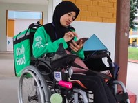Bukan Motor & Mobil, Mitra GrabFood Ini Andalkan Kursi Roda