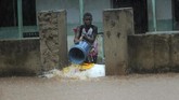 Badai Kenneth terbentuk di lepas pantai Madagaskar pada awal pekan ini. Menurut ahli meteorologi, badai itu mulanya masuk dalam kategori 4, tetapi semakin melemah ketika mengarah ke Mozambik. (AP Photo/Tsvangirayi Mukwazhi)