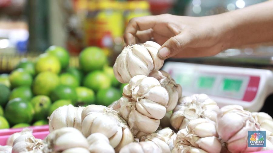 Menginjak hari pertama di bulan Ramadan, Senin (6/5/2019), harga beberapa komoditas pangan dan bumbu-bumbuan tercatat terus mengalami laju kenaikan.