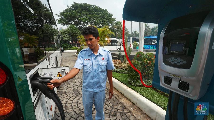 Bus yang digunakan adalah produksi perusahaan Tiongkok bernama BYD dan satu bus buatan Indonesia bernama MAB (Mobil Anak Bangsa).