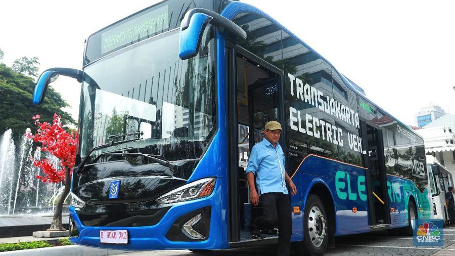 Pemprov DKI Jakarta hari ini mulai melakukan uji coba bis listrik yang nantinya akan digunakn oleh Transjakarta. (CNBC Indonesia/Andrean Kristianto)