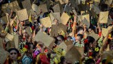 Terlihat ribuan kipas dikibaskan serentak oleh para penari yang berasal dari 18 kota dan kabupaten di Jawa Barat, Minggu (28/4). ANTARA FOTO/Raisan Al Farisi)