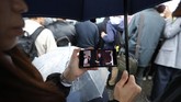 Upacara turun takhta kekaisaran Jepang terjadi saat Tokyo diguyur hujan. (AP Photo/Eugene Hoshiko)