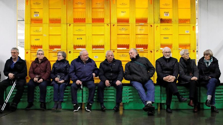 Orang-orang berkumpul untuk pesta pelepasan album oleh band rakyat setempat The Grandfaetters, yang diadakan di ruang pendingin di Danske Fiskeauktioner, fasilitas pelelangan ikan di desa Thyboron di Jutland, Denmark, 29 Maret 2019. (REUTERS / Andrew Kelly)