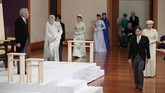 Upacara turun takhta ini dihadiri oleh Istri Akihito, Permaisuri Michiko, Putri Mahkota Masako hingga Perdana Menteri Shinzo Abe dan sejumlah pejabat Jepang. (Japan Pool/Pool via REUTERS)