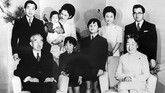 Keluarga Istana mengambil foto bersama pada tahun baru 1 Januari 1971 dari kiri Putera Mahkota Akihito dan Puteri Michiko saat menggendong puteri mereka Puteri Nori. (PANA PHOTO / AFP)
