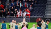 Ajax Amsterdam yang dijuluki 'Tim Pembunuh Raksasa' di Liga Champions musim ini mendapat dukungan suporter saat menjalani latihan terakhir jelang lawan Tottenham Hotspur. (Reuters/Andrew Couldridge)