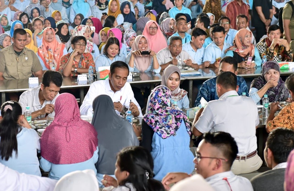 Intip Momen Saat Jokowi Makan Bareng Buruh Pabrik Sepatu