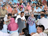 Intip Momen Saat Jokowi Makan Bareng Buruh Pabrik Sepatu