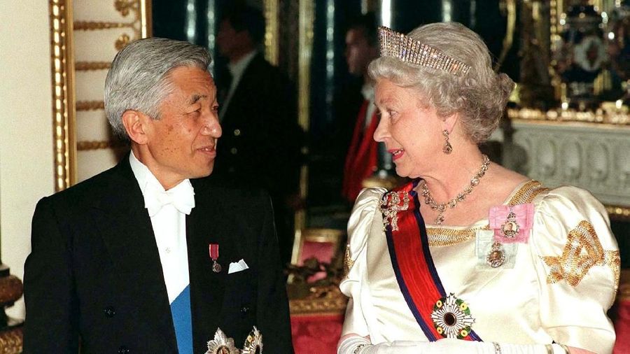 FILE PHOTO : Britain's Queen Elizabeth II (R) chats with Japanese Emperor Akihito before entering the State Banquet Hall at Buckingham Palace May 26, 1998. REUTERS/Stringer/File Photo