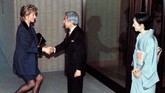 Puteri Diana berkunjung ke Jepang disambut oleh Kaisar Akihito dan Puteri Michiko dalam balutan busana tradisonal kimono untuk upacara minum teh di Kerajaan pada 8 Februari 1995 (REUTERS/Stringer)