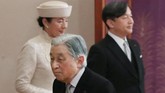 Kaisar Akihito dan Permaisuri Michiko berbincang kepada korban gempa bumi dan tsunami di Tokyo Budohkan, 30 April 2011 (REUTERS/Issei Kato)
