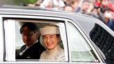 Putra Mahkota Naruhito bersama istrinya, Putri Masako. Naruhito akan menjalani upacara naik takhta menggantikan ayahnya besok. (REUTERS/Kim Kyung-Hoon)