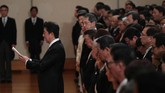 Perdana Menteri Shinzo Abe menyampaikan ucapan terima kasih dan rasa cinta rakyat Jepang terhadap pengabdian Akihito dan Permaisuri Michiko. (Japan Pool/Pool via REUTERS)