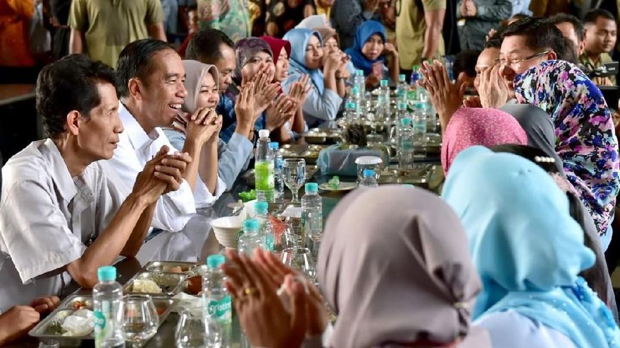 Mereka menuntut perbaikan taraf hidup dari pemerintah melalui kenaikan upah minimum.