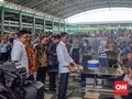 Jelang May Day Jokowi Makan Siang Bareng Buruh 'Nike'