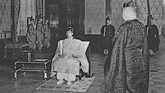 Putera Mahkota Akihito dan Michiko saat melahirkan putera pertama mereka Naruhito setelah perjalanan mereka ke India, Iran, Ethipia, dan Nepal selama sebulan di Istana Togu, Tokyo (JIJI PRESS / AFP)